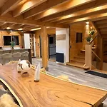 White Ecrin 木屋 拉富