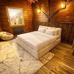 White Ecrin 木屋 拉富